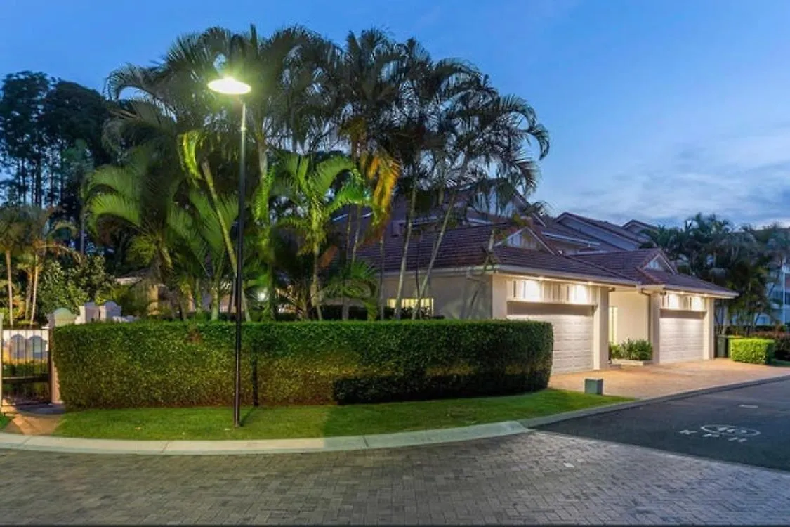 Large Studio In The Heart Of Hope Island & Sanctuary Cove location